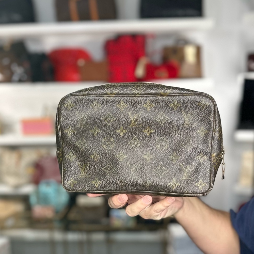 LV TOILETRY 23 CM